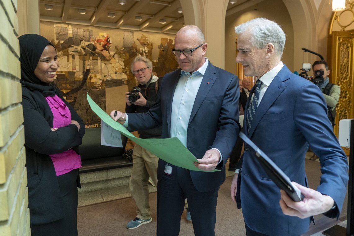 Oslo 20220420.
Statsminister Jonas Gahr Støre (Ap) skriver under på en plakat mot rasisme fra Tøyen skole Stortingets muntlige spørretime onsdag. Frode Jacobsen (Ap) t.v.
Foto: Terje Pedersen / NTB Oslo 20220420.
Statsminister Jonas Gahr Støre (Ap) skriver under på en plakat mot rasisme fra Tøyen skole Stortingets muntlige spørretime onsdag. Frode Jacobsen (Ap) t.v.
Foto: Terje Pedersen / NTB