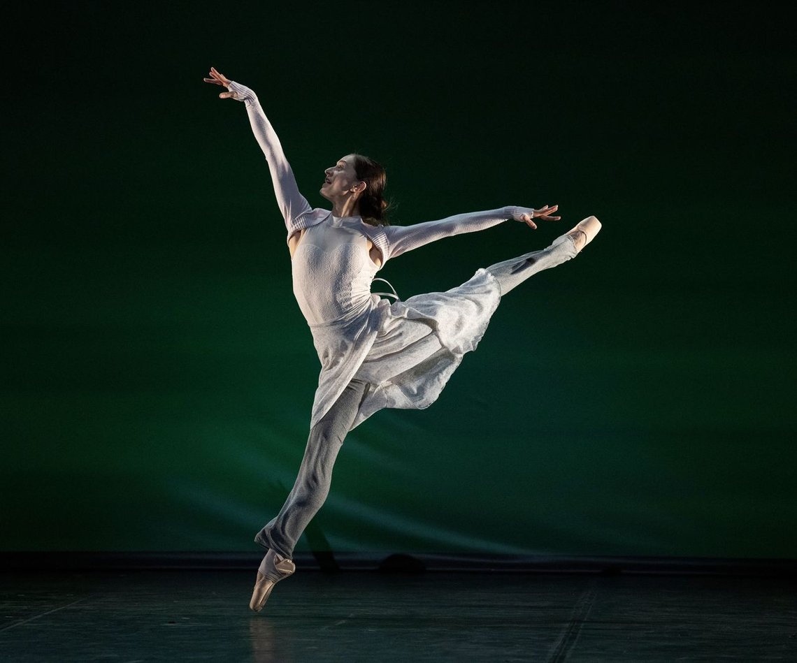 Marianela Nunez opptrer på
Dance for Ukraine i London Coliseum, UK - 19. mars 2022. Balettdansere fra Kiev-operaen har meldt seg til tjeneste ved fronten. Russiske dansere deltok. Foto: Alastair Muir/ Shutterstock/ NTB Marianela Nunez opptrer på
Dance for Ukraine i London Coliseum, UK - 19. mars 2022. Balettdansere fra Kiev-operaen har meldt seg til tjeneste ved fronten. Russiske dansere deltok. Foto: Alastair Muir/ Shutterstock/ NTB