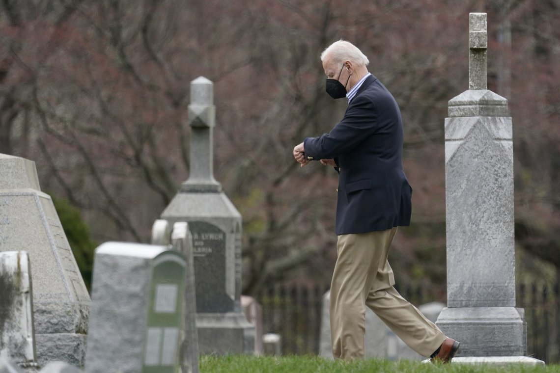 – Demokratene har bestemt seg for å kvitte seg med Joe Biden. Det kan virke brutalt, men i dyreriket er det en naturlig reaksjon. Hvis en hund henger etter vil den bli drept av de andre hundene. Det er et spørsmål om gruppeoverlevelse. Det er slik Det demokratiske partiet er skrudd sammen, sier Tucker Carlson. Foto: Patrick Semansky /AP / NTB – Demokratene har bestemt seg for å kvitte seg med Joe Biden. Det kan virke brutalt, men i dyreriket er det en naturlig reaksjon. Hvis en hund henger etter vil den bli drept av de andre hundene. Det er et spørsmål om gruppeoverlevelse. Det er slik Det demokratiske partiet er skrudd sammen, sier Tucker Carlson. Foto: Patrick Semansky /AP / NTB