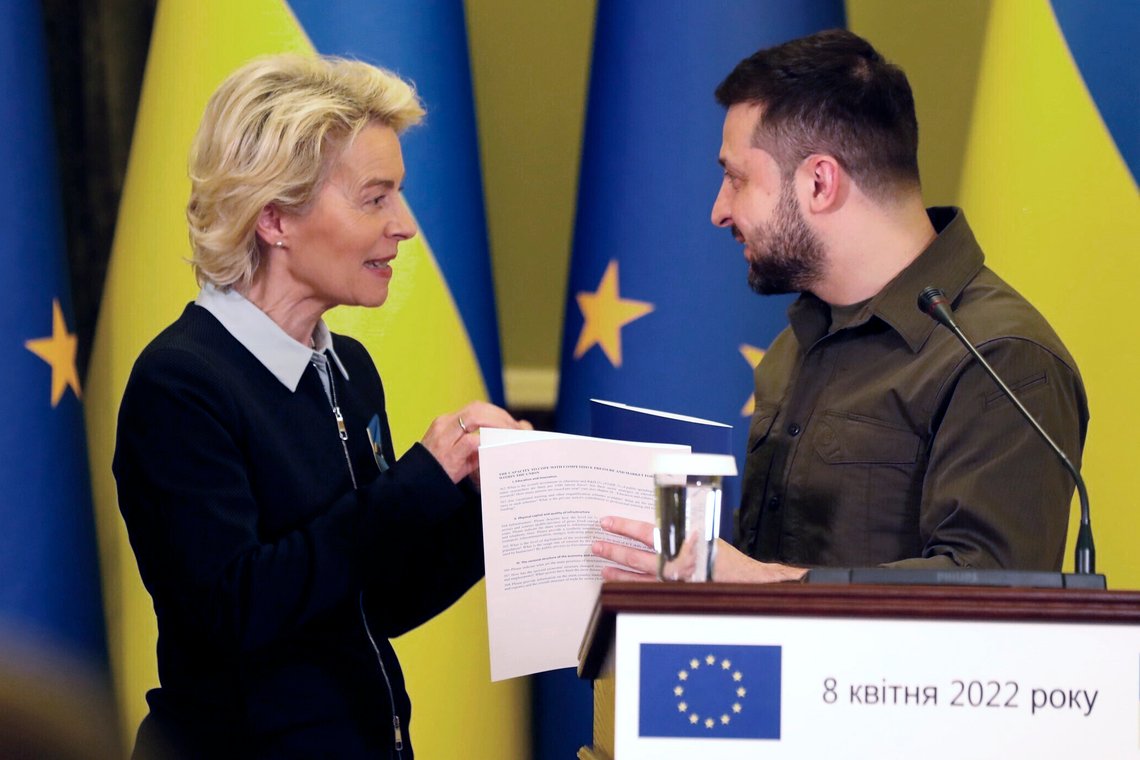 EU-kommisjonens president Ursula von der Leyen, her sammen med Ukrainas president Volodymyr Zelenskyj for en uke siden, sier nye EU-sanksjoner rettes mot russiske banker. Foto: Adam Schreck, AP / NTB. EU-kommisjonens president Ursula von der Leyen, her sammen med Ukrainas president Volodymyr Zelenskyj for en uke siden, sier nye EU-sanksjoner rettes mot russiske banker. Foto: Adam Schreck, AP / NTB.