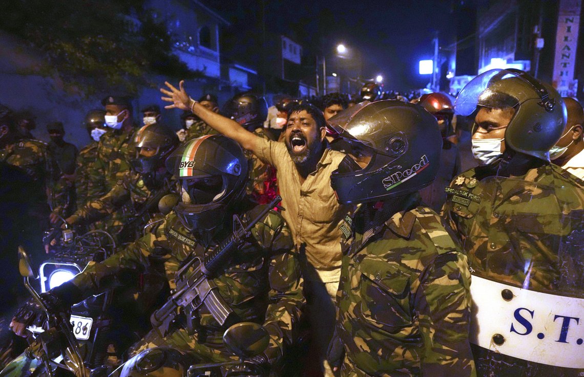 En demonstrant ble drept og minst 45 ble pågrepet under protestene i Sri Lankas hovedstad Colombo torsdag kveld. Foto: AP / NTB En demonstrant ble drept og minst 45 ble pågrepet under protestene i Sri Lankas hovedstad Colombo torsdag kveld. Foto: AP / NTB