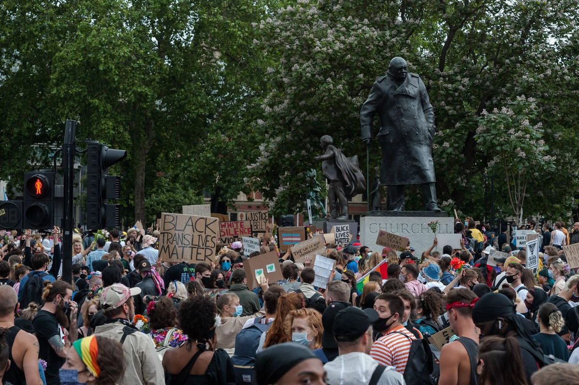 Statuen av Winston Churchill omringet av en gjeng transpersoner med plakater påskrevet «Black Trans Lives Matter». Churchill er en av de heltene som har mistet sin status i woke-verdenen vi lever i nå. Foto: WIktor Szymanowicz /NurPhoto/ Shutterstock/ NTB Statuen av Winston Churchill omringet av en gjeng transpersoner med plakater påskrevet «Black Trans Lives Matter». Churchill er en av de heltene som har mistet sin status i woke-verdenen vi lever i nå. Foto: WIktor Szymanowicz /NurPhoto/ Shutterstock/ NTB