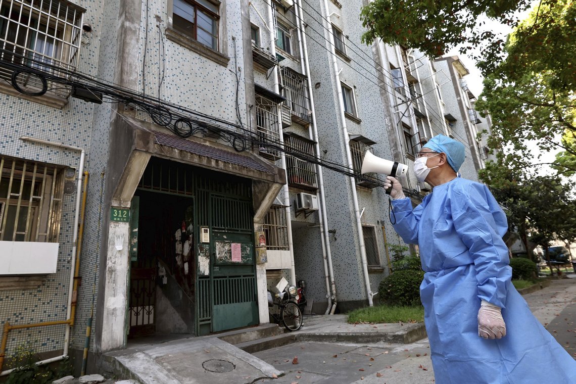 Kinesiske myndigheter har innført svært strenge koronatiltak i finansmetropolen Shanghai, til stadig større protester fra innbyggerne. Foto: Chen Jianli, AP-NTB. Kinesiske myndigheter har innført svært strenge koronatiltak i finansmetropolen Shanghai, til stadig større protester fra innbyggerne. Foto: Chen Jianli, AP-NTB.