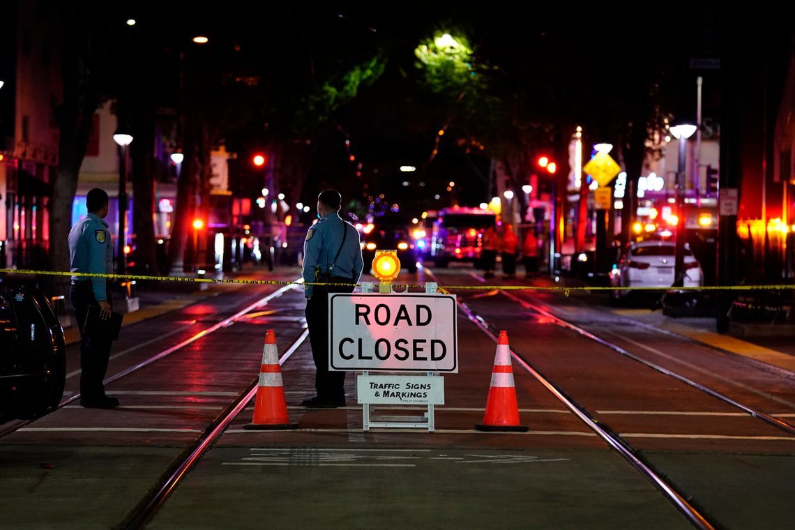 Sentrum av Sacramento er sperret av etter at en mann i en bil skjøt og drepte minst seks mennesker utenfor en restaurant natt til søndag. Foto: AP / NTB Sentrum av Sacramento er sperret av etter at en mann i en bil skjøt og drepte minst seks mennesker utenfor en restaurant natt til søndag. Foto: AP / NTB