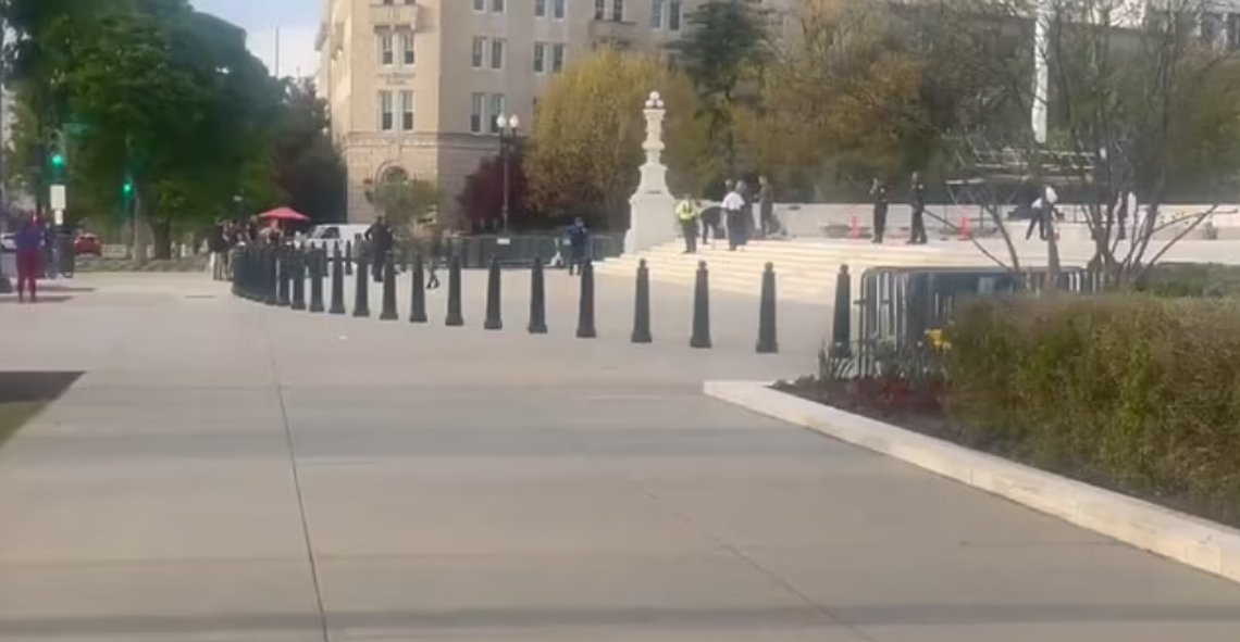 Utrykningspersonell forsøker å redde Wynn Bruce, som satte fyr på seg selv utenfor U.S. Supreme Court i protest mot klimaendringene. Skjermdump video/Twitter Utrykningspersonell forsøker å redde Wynn Bruce, som satte fyr på seg selv utenfor U.S. Supreme Court i protest mot klimaendringene. Skjermdump video/Twitter