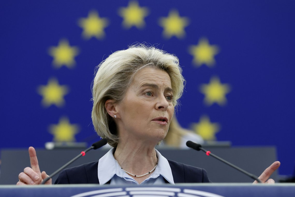 EU-kommisjonens president Ursula von der Leyen holder Jonas Gahr Støre og Stortinget i ørene. FOTO: AP /Jean-Francois Badias /NTB EU-kommisjonens president Ursula von der Leyen holder Jonas Gahr Støre og Stortinget i ørene. FOTO: AP /Jean-Francois Badias /NTB