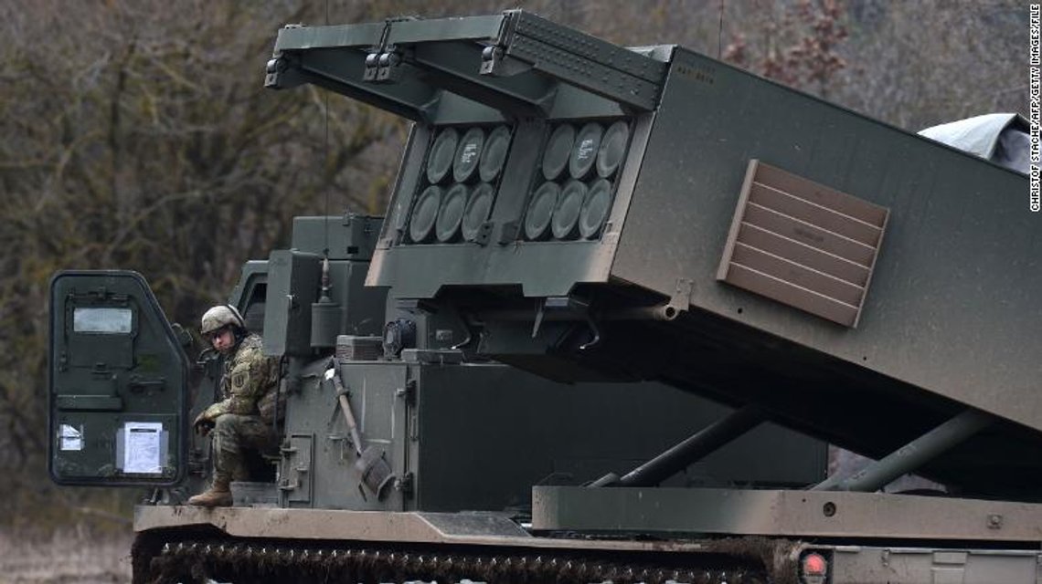 M270 MLRS (forkortelse for Multiple Launch Rocket System) er et amerikanskprodusert rakettartillerisystem. Det norske forsvaret kjøpte inn flere av disse i slutten av 1990-årene, men de ble allerede i 2005 tatt ut av tjeneste i Hæren fordi det kun ble kjøpt inn klaseammunisjon som senere ble forbudt. Vognene har siden stått på langtidslagring utenfor Bjerkvik. (Wikipedia). Foto: US Army M270 MLRS (forkortelse for Multiple Launch Rocket System) er et amerikanskprodusert rakettartillerisystem. Det norske forsvaret kjøpte inn flere av disse i slutten av 1990-årene, men de ble allerede i 2005 tatt ut av tjeneste i Hæren fordi det kun ble kjøpt inn klaseammunisjon som senere ble forbudt. Vognene har siden stått på langtidslagring utenfor Bjerkvik. (Wikipedia). Foto: US Army