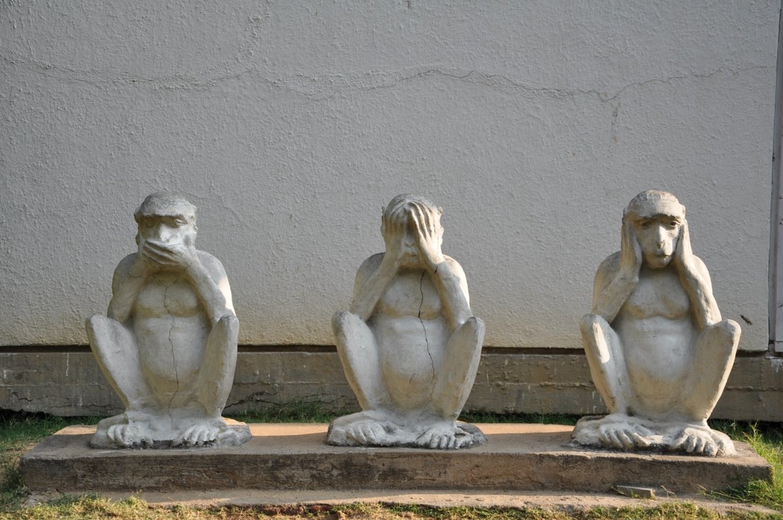 Man vet ikke om man skal tro det man hører og ser, så kanskje er det best å tie stille, kan man tolke inn i dette bildet av Mahatma Gandhis skulptur av Bapu, Ketan og Bandar. Illustrasjonsfoto: Kalyan Shah / Wikimedia Commons Man vet ikke om man skal tro det man hører og ser, så kanskje er det best å tie stille, kan man tolke inn i dette bildet av Mahatma Gandhis skulptur av Bapu, Ketan og Bandar. Illustrasjonsfoto: Kalyan Shah / Wikimedia Commons