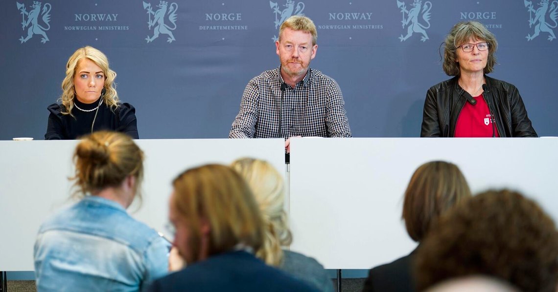 Enighet i landbruksoppgjøret. Landbruks- og matminister Sandra Borch (Sp), t.v. leder Bjørn Gimming i Norges Bondelag og leder Kjersti Hoff i Norsk Bonde- og Småbrukarlag. Foto: Håkon Mosvold Larsen / NTB Enighet i landbruksoppgjøret. Landbruks- og matminister Sandra Borch (Sp), t.v. leder Bjørn Gimming i Norges Bondelag og leder Kjersti Hoff i Norsk Bonde- og Småbrukarlag. Foto: Håkon Mosvold Larsen / NTB