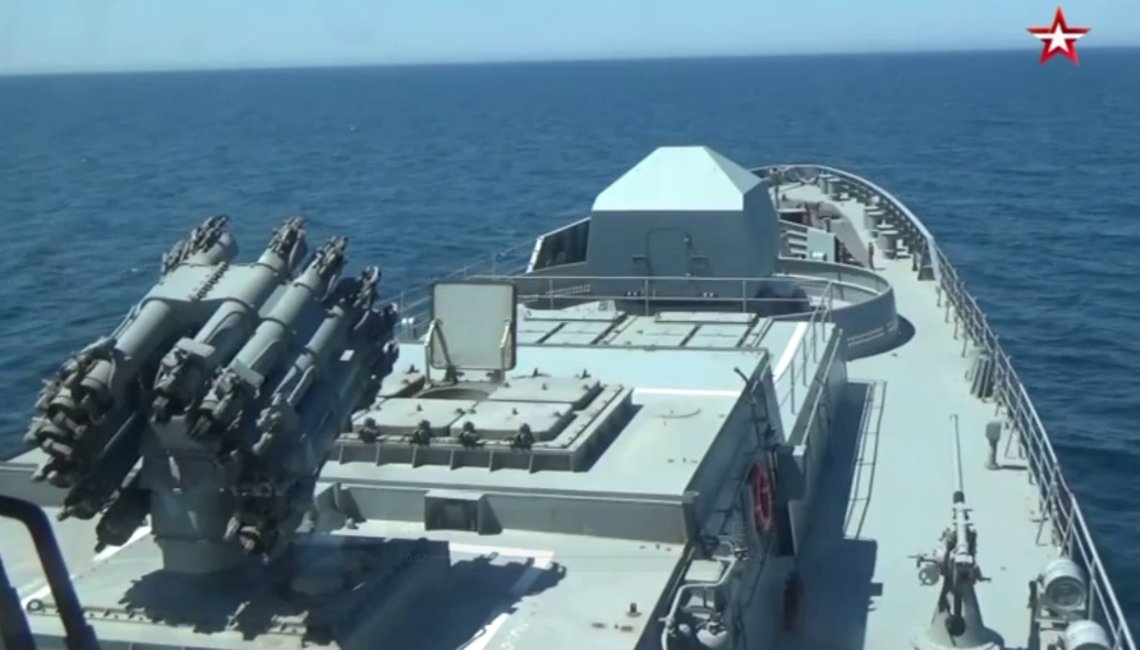 Stillbilde fra en video som viser avfyring av Kalibr fra den russiske fregatten 'Admiral Makarov. Skjermdump: Telegram Stillbilde fra en video som viser avfyring av Kalibr fra den russiske fregatten 'Admiral Makarov. Skjermdump: Telegram