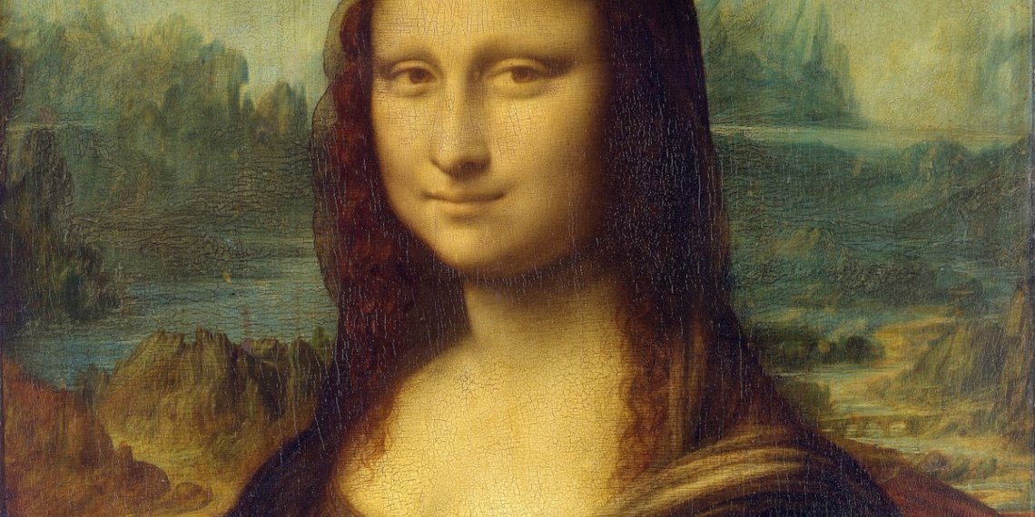 En mann med parykk sittende i rullestol reiste seg plutselig for å smøre inn Mona Lisa med kake. Skjermdump En mann med parykk sittende i rullestol reiste seg plutselig for å smøre inn Mona Lisa med kake. Skjermdump