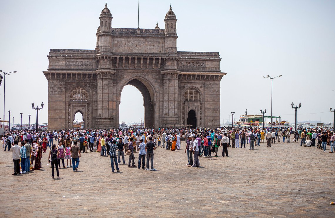 The Gateway of India ble reist til minne om George Vs besøk i India i desember 1911. Porten til India ble brukt som en symbolsk seremoniell inngang til India for kolonipersonell. Da de siste soldatene forlot India i 1948 gikk de symbolsk ut av porten. Ill.foto: Arnt Jensvoll The Gateway of India ble reist til minne om George Vs besøk i India i desember 1911. Porten til India ble brukt som en symbolsk seremoniell inngang til India for kolonipersonell. Da de siste soldatene forlot India i 1948 gikk de symbolsk ut av porten. Ill.foto: Arnt Jensvoll