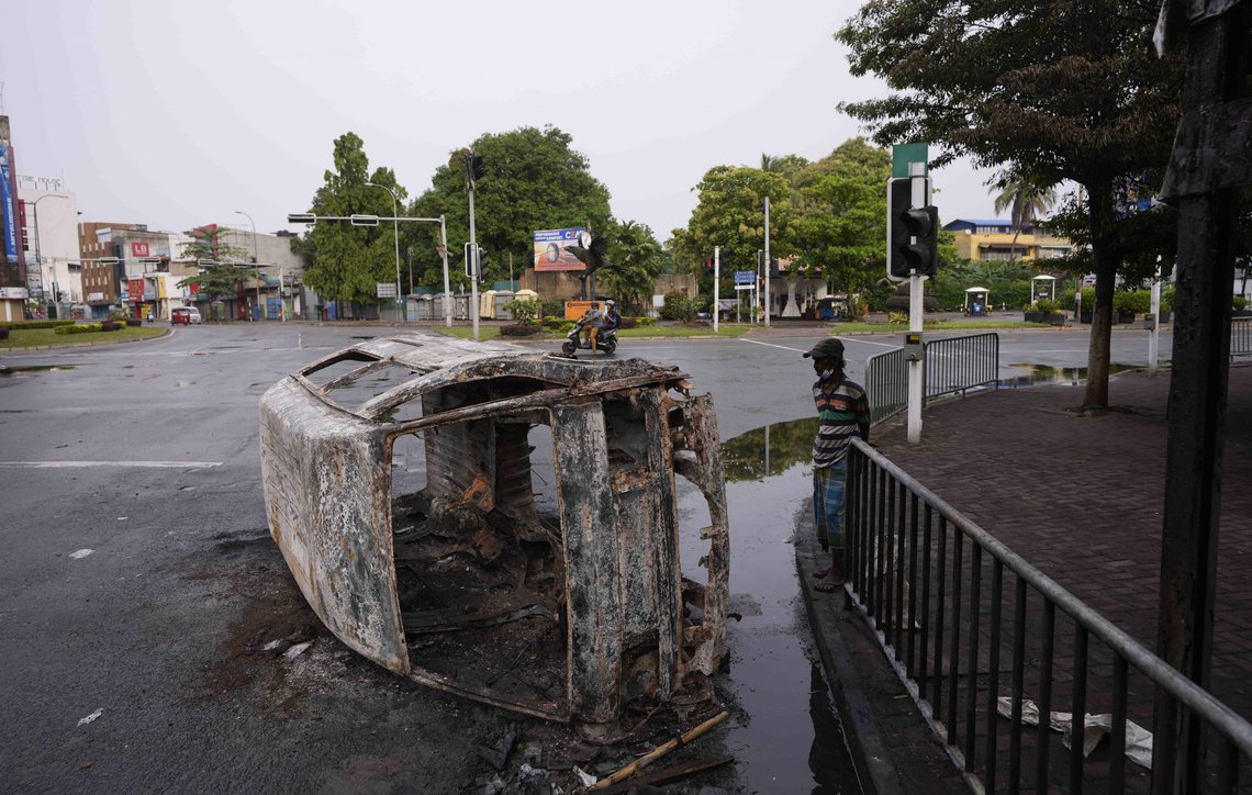 En utbrent bil ligger i gata i Colombo på Sri Lanka tirsdag. Opptøyene i landet kommer som følge av en økonomisk krise. Foto: Eranga Jayawardena / AP / NTB En utbrent bil ligger i gata i Colombo på Sri Lanka tirsdag. Opptøyene i landet kommer som følge av en økonomisk krise. Foto: Eranga Jayawardena / AP / NTB