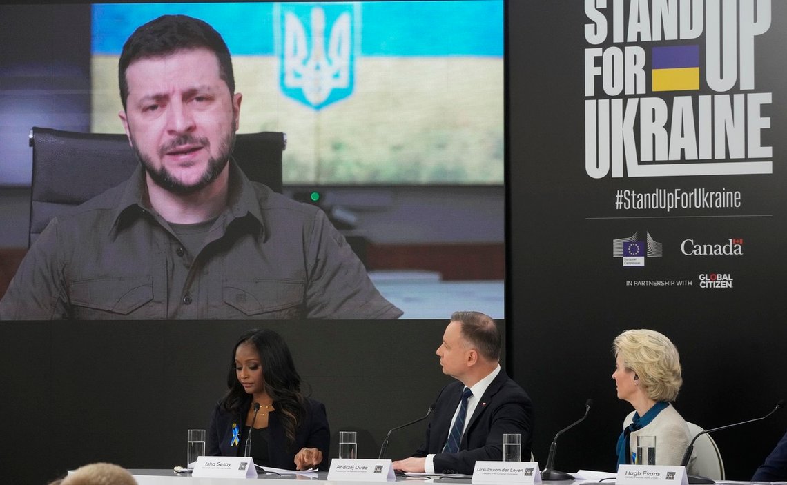 Det er ikke bare via digitale folkefinansieringsplattformer Volodymyr Zelenskyj forsøker å samle inn bidrag. Her taler han under den globale «Stand up for Ukraine»-kampanjen som har som mål å hjelpe Ukraina og landets flyktninger. Foto: Czarek Sokolowski / AP / NTB Det er ikke bare via digitale folkefinansieringsplattformer Volodymyr Zelenskyj forsøker å samle inn bidrag. Her taler han under den globale «Stand up for Ukraine»-kampanjen som har som mål å hjelpe Ukraina og landets flyktninger. Foto: Czarek Sokolowski / AP / NTB