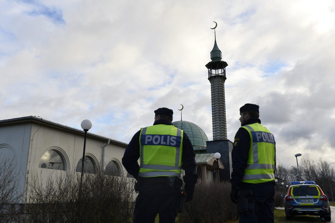 Utenlandsk finansiering av moskeer og andre trossamfunn kan påvirke forkynnelsen der og føre til radikalisering, frykter regjeringen i Sverige. Illustrasjonsfoto: Anders Wiklund, TT / NTB. Utenlandsk finansiering av moskeer og andre trossamfunn kan påvirke forkynnelsen der og føre til radikalisering, frykter regjeringen i Sverige. Illustrasjonsfoto: Anders Wiklund, TT / NTB.