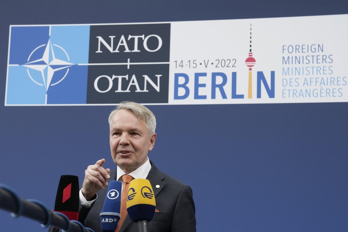 Finlands utenriksminister Pekka Haavisto snakker med pressen på Natos uformelle utenriksministermøte i Berlin lørdag. Foto: Michael Sohn, AP / NTB. Finlands utenriksminister Pekka Haavisto snakker med pressen på Natos uformelle utenriksministermøte i Berlin lørdag. Foto: Michael Sohn, AP / NTB.