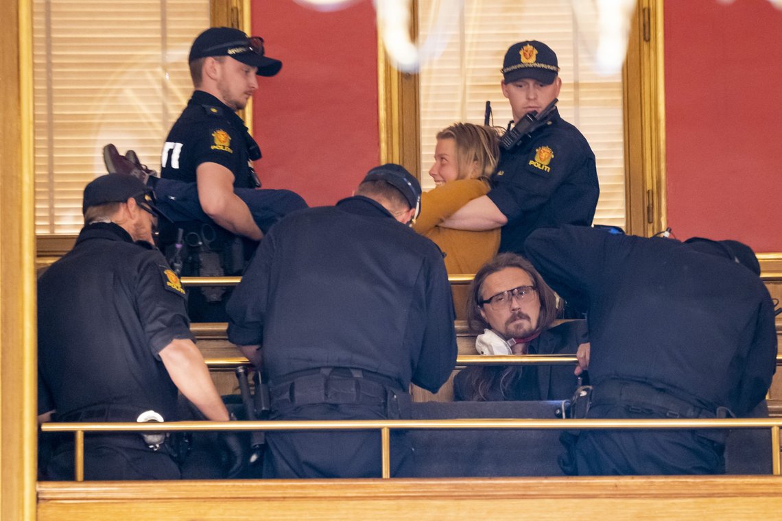 Aktivister tilknyttet Extinction Rebellion blir fjernet av politiet etter at de aksjonerte på innsiden av Stortinget forrige uke. Organisasjonen ble i fjor sponset av næringsminister Jan Christian Vestres familieselskap. Foto: Heiko Junge / NTB Aktivister tilknyttet Extinction Rebellion blir fjernet av politiet etter at de aksjonerte på innsiden av Stortinget forrige uke. Organisasjonen ble i fjor sponset av næringsminister Jan Christian Vestres familieselskap. Foto: Heiko Junge / NTB