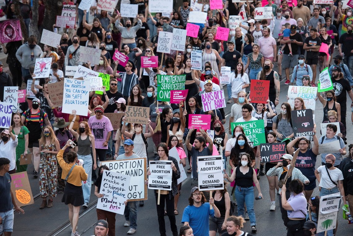 Aborttilhengere protesterer i Tuscon, Arizona, etter at det ble kjent at USAs høyesterett trolig vil tilsidesette Roe mot Wade-loven, som sikrer kvinners rett til abort i hele USA. Foto: REUTERS/ Rebecca Noble/ NTB Aborttilhengere protesterer i Tuscon, Arizona, etter at det ble kjent at USAs høyesterett trolig vil tilsidesette Roe mot Wade-loven, som sikrer kvinners rett til abort i hele USA. Foto: REUTERS/ Rebecca Noble/ NTB