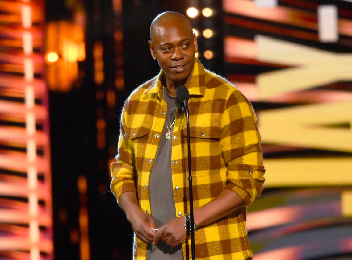 Dave Chappelle ble angrepet under en opptreden. Han fortsatte showet og innledet med en vits om at han hadde blitt angrepet av en transmann. Foto: AP /David Richard /NTB Dave Chappelle ble angrepet under en opptreden. Han fortsatte showet og innledet med en vits om at han hadde blitt angrepet av en transmann. Foto: AP /David Richard /NTB