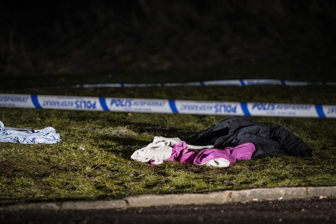 Klær på åstedet ved Väderlekstorget i Biskopsgården i Göteborg, der to personer ble funnet skadet etter en skyteepisode i fjor. Foto: Björn Larsson Rosvall / TT / NTB Klær på åstedet ved Väderlekstorget i Biskopsgården i Göteborg, der to personer ble funnet skadet etter en skyteepisode i fjor. Foto: Björn Larsson Rosvall / TT / NTB