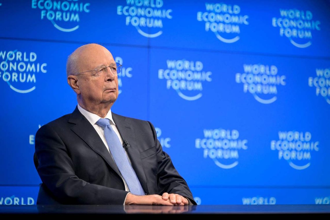 Klaus Schwab er grunnleggeren av World Economic Forum (WEF). Her lytter han til en video-overført tale av Kinas leder Xi Jinping. Foto: Fabrice COFFRINI/ AFP/ NTB Klaus Schwab er grunnleggeren av World Economic Forum (WEF). Her lytter han til en video-overført tale av Kinas leder Xi Jinping. Foto: Fabrice COFFRINI/ AFP/ NTB