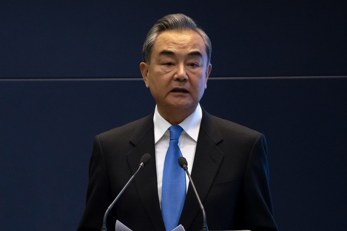 Kinas utenriksminister Wang Yi håper at besøket fra FNs menneskerettssjef kan rydde opp i det han kaller «feilinformasjon». Arkivfoto: Mark Schiefelbein / AP / NTB Kinas utenriksminister Wang Yi håper at besøket fra FNs menneskerettssjef kan rydde opp i det han kaller «feilinformasjon». Arkivfoto: Mark Schiefelbein / AP / NTB