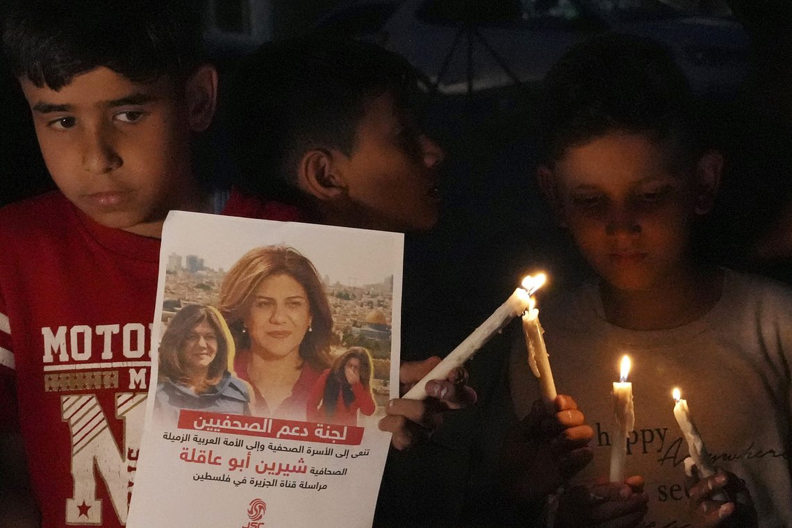 Palestinske barn deltok onsdag kveld i en markering utenfor Al Jazeeras kontor i Gaza by, for å hylle journalisten Shireen Abu Akleh som ble drept under et israelsk raid mot en flyktningleir i Jenin. Foto: AP / NTB Palestinske barn deltok onsdag kveld i en markering utenfor Al Jazeeras kontor i Gaza by, for å hylle journalisten Shireen Abu Akleh som ble drept under et israelsk raid mot en flyktningleir i Jenin. Foto: AP / NTB