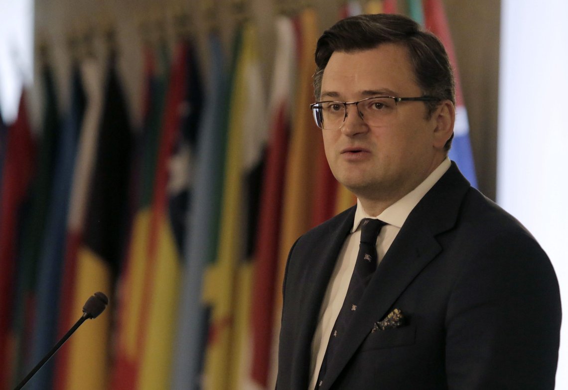 Ukrainas utenriksminister Dmytro Kuleba ber Kina om sikkerhetsgarantier. Foto: Valentina Petrova, AP / NTB. Ukrainas utenriksminister Dmytro Kuleba ber Kina om sikkerhetsgarantier. Foto: Valentina Petrova, AP / NTB.