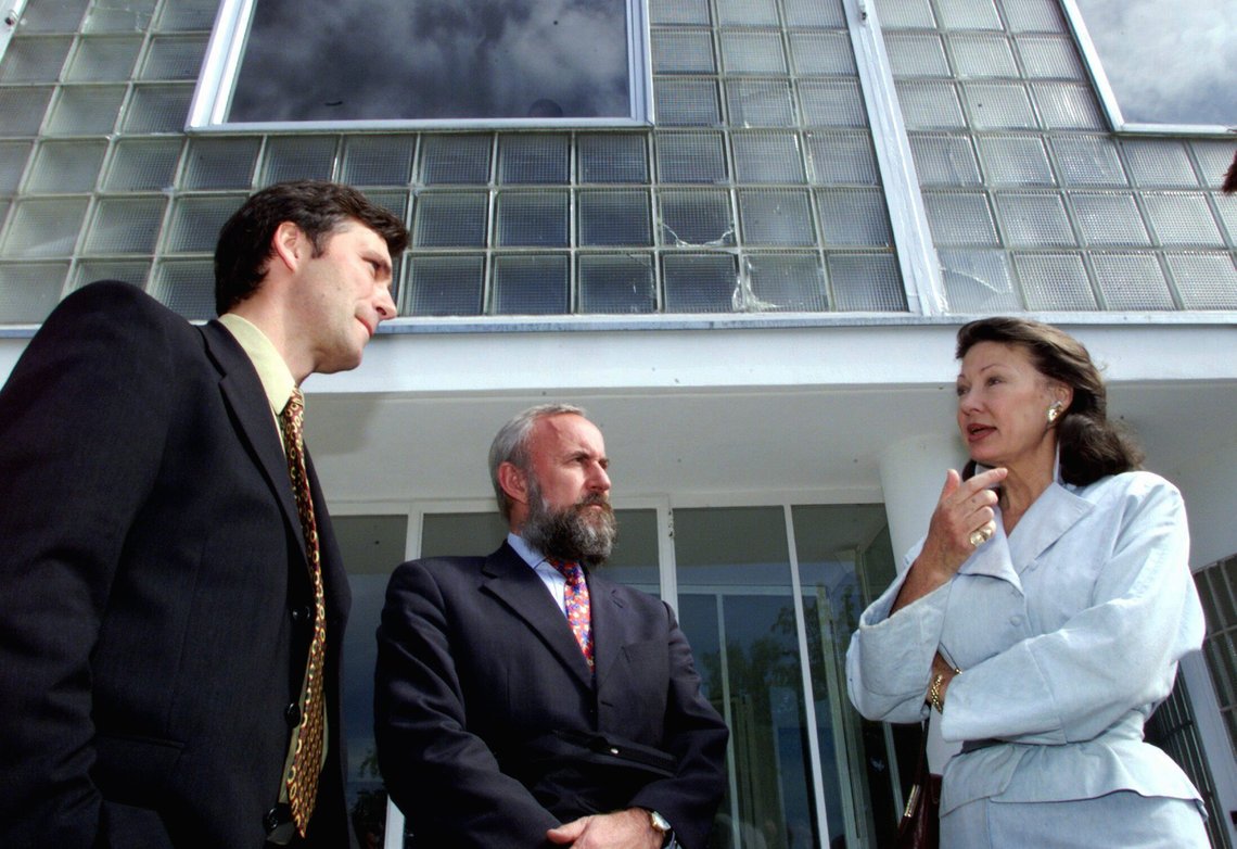 Villa Stenersen er noe av en hellig gral for modernismens beundrere. Men hvor mye av dens kvaliteter er bevart i dagens praktbygg? OSLO 19990531. Villa Stenersen. Arbeiderpartiets nestleder Jens Stoltenberg, nasjonalbibliotekar Bendik Rugaas og ordførerkandidat Åse Kleveland (AP) vil bevare Villa Stenersen for det offentlige. Foto: Bjørn Sigurdsøn / NTB Villa Stenersen er noe av en hellig gral for modernismens beundrere. Men hvor mye av dens kvaliteter er bevart i dagens praktbygg? OSLO 19990531. Villa Stenersen. Arbeiderpartiets nestleder Jens Stoltenberg, nasjonalbibliotekar Bendik Rugaas og ordførerkandidat Åse Kleveland (AP) vil bevare Villa Stenersen for det offentlige. Foto: Bjørn Sigurdsøn / NTB