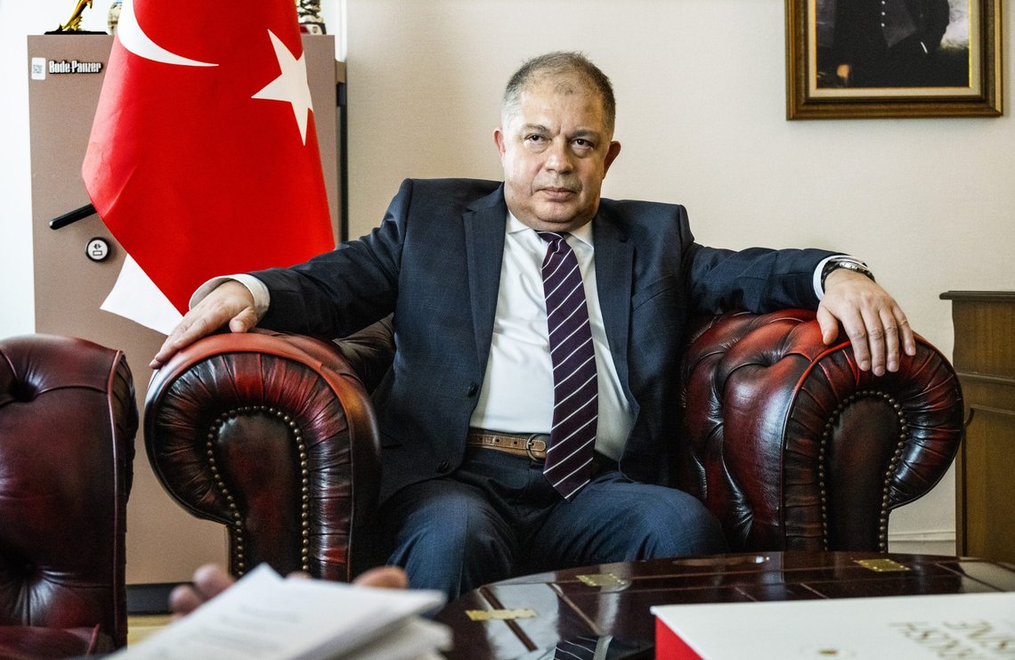 Tyrkias ambassadør i Sverige, Hakki Emre Yunt, i intervju med det svenske nyhetsbyrået TT i Stockholm denne uka. Foto: Claudio Bresciani, TT / NTB. Tyrkias ambassadør i Sverige, Hakki Emre Yunt, i intervju med det svenske nyhetsbyrået TT i Stockholm denne uka. Foto: Claudio Bresciani, TT / NTB.
