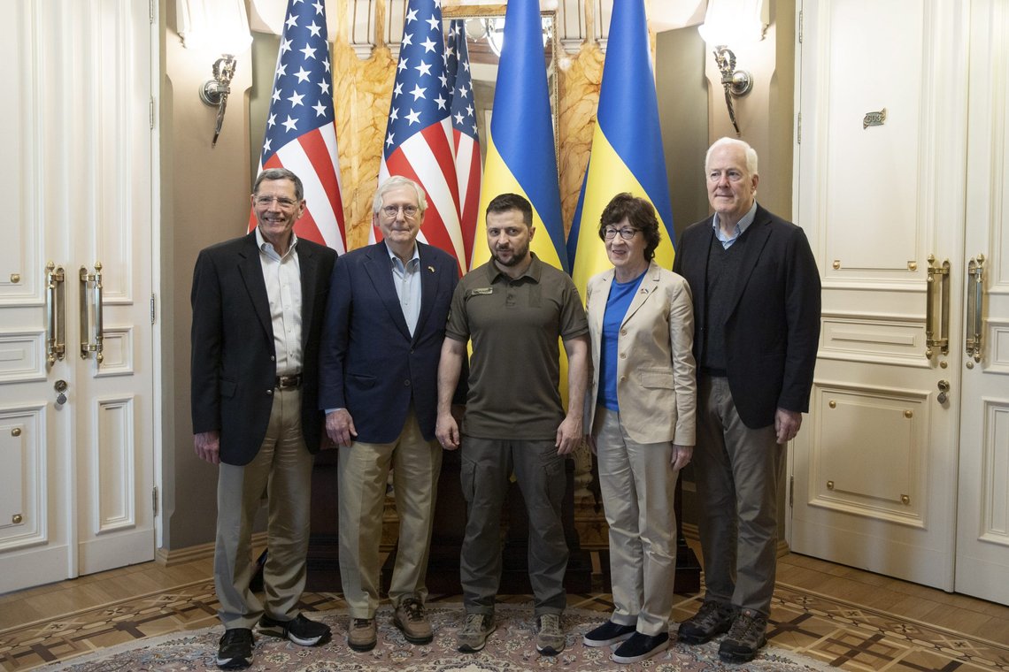 De republikanske senatorene John Barrasso (fra høyre), Mitch McConnell, Susan Collins og John Cornyn møtte Ukrainas president Volodymyr Zelenskyj (i midten) i Kyiv lørdag. Foto: Det ukrainske presidentkontoret via AP / NTB De republikanske senatorene John Barrasso (fra høyre), Mitch McConnell, Susan Collins og John Cornyn møtte Ukrainas president Volodymyr Zelenskyj (i midten) i Kyiv lørdag. Foto: Det ukrainske presidentkontoret via AP / NTB