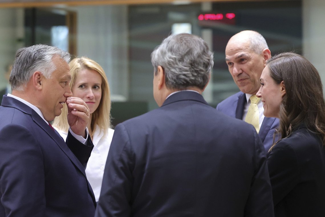 Estlands statsminister Kaja Kallas (bak) etterlyser et forbud mot russisk gass etter at EU-landene klarte å komme til enighet om et forbud mot russisk olje. Etter krav fra Ungarns statsminister Viktor Orban (t.v.) ble det imidlertid gitt et midlertidig unntak for olje fraktet fra Russland i rør. Foto: Olivier Matthys / AP / NTB Estlands statsminister Kaja Kallas (bak) etterlyser et forbud mot russisk gass etter at EU-landene klarte å komme til enighet om et forbud mot russisk olje. Etter krav fra Ungarns statsminister Viktor Orban (t.v.) ble det imidlertid gitt et midlertidig unntak for olje fraktet fra Russland i rør. Foto: Olivier Matthys / AP / NTB