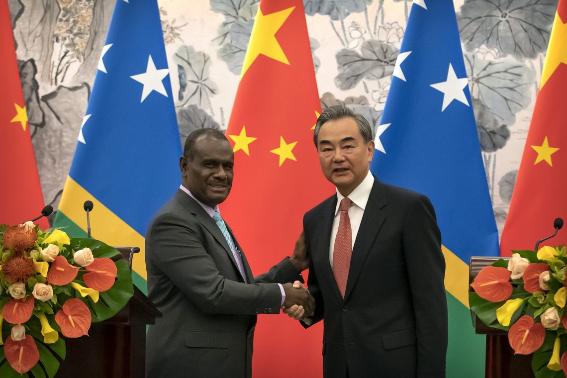 Det har gått fort i svingene. Salomonøyene og Kina opprettet diplomatiske forbindelser først i september 2019. Jeremiah Manele (t.v.) og Kinas utenriksminister Wang Yi. Foto: Mark Schiefelbein / AP / NTB Det har gått fort i svingene. Salomonøyene og Kina opprettet diplomatiske forbindelser først i september 2019. Jeremiah Manele (t.v.) og Kinas utenriksminister Wang Yi. Foto: Mark Schiefelbein / AP / NTB