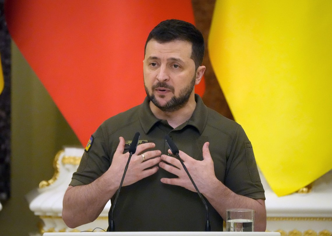 Ukrainas president Volodymyr Zelenskyj sier det ikke finnes en militær løsning for å få tilbake den annekterte Krim-halvøya. Det vil koste hundretusenvis av menneskeliv, sier han. Foto: Efrem Lukatskij, AP / NTB. Ukrainas president Volodymyr Zelenskyj sier det ikke finnes en militær løsning for å få tilbake den annekterte Krim-halvøya. Det vil koste hundretusenvis av menneskeliv, sier han. Foto: Efrem Lukatskij, AP / NTB.