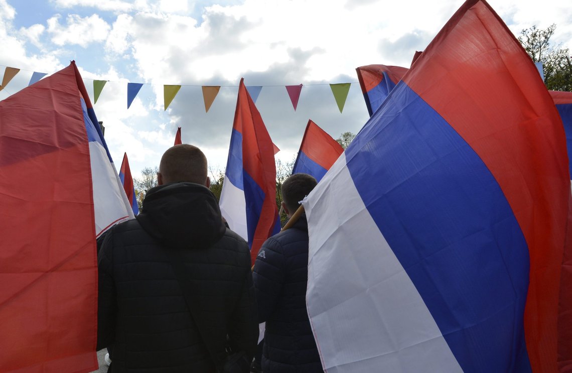 Bosniske serbere bærer serbiske flagg under en tidligere protest i Banja Luka. Bosniske serbere har flere ganger protestert mot avgjørelser tatt av den øverste internasjonale tjenestemannen i det etnisk delte landet, Christian Schmidt. Schmidt mener freden og stabiliteten i landet er truet. Arkivfoto: AP / NTB Bosniske serbere bærer serbiske flagg under en tidligere protest i Banja Luka. Bosniske serbere har flere ganger protestert mot avgjørelser tatt av den øverste internasjonale tjenestemannen i det etnisk delte landet, Christian Schmidt. Schmidt mener freden og stabiliteten i landet er truet. Arkivfoto: AP / NTB