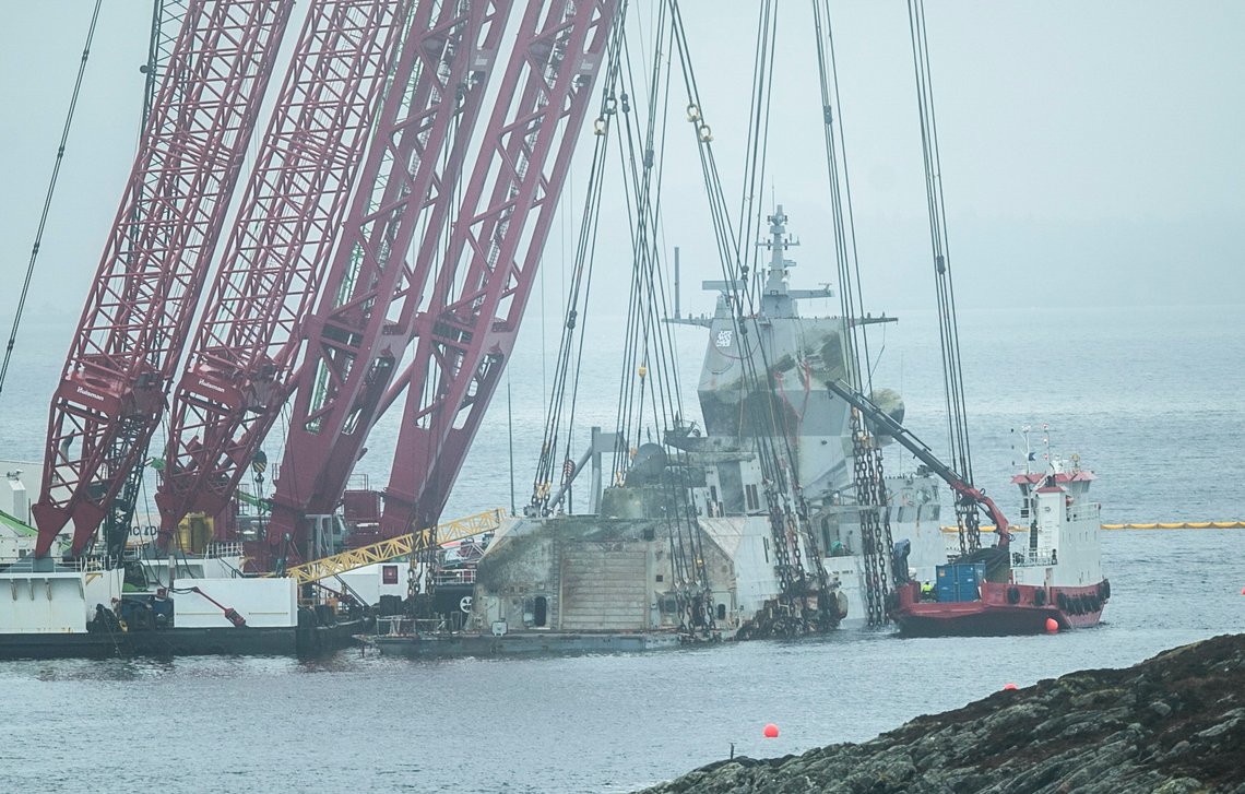 Kranlektere i ferd med å heve den havarerte fregatten Helge Ingstad i Hjeltefjorden i februar 2019. Foto: Vidar Ruud / NTB Kranlektere i ferd med å heve den havarerte fregatten Helge Ingstad i Hjeltefjorden i februar 2019. Foto: Vidar Ruud / NTB
