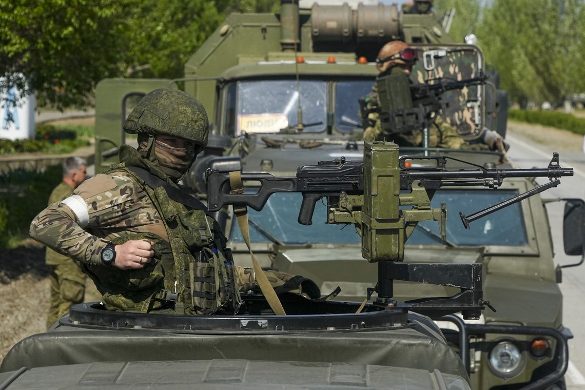 Hele 28,9 prosent av de spurte sier at trusselen fra Russland er «stor eller «svært stor». Her ser vil russiske soldater ved atomkraftverket i Zaporizjzja i Ukraina. Foto: Aleksander Zemlianitsjenko AP/NTB Hele 28,9 prosent av de spurte sier at trusselen fra Russland er «stor eller «svært stor». Her ser vil russiske soldater ved atomkraftverket i Zaporizjzja i Ukraina. Foto: Aleksander Zemlianitsjenko AP/NTB