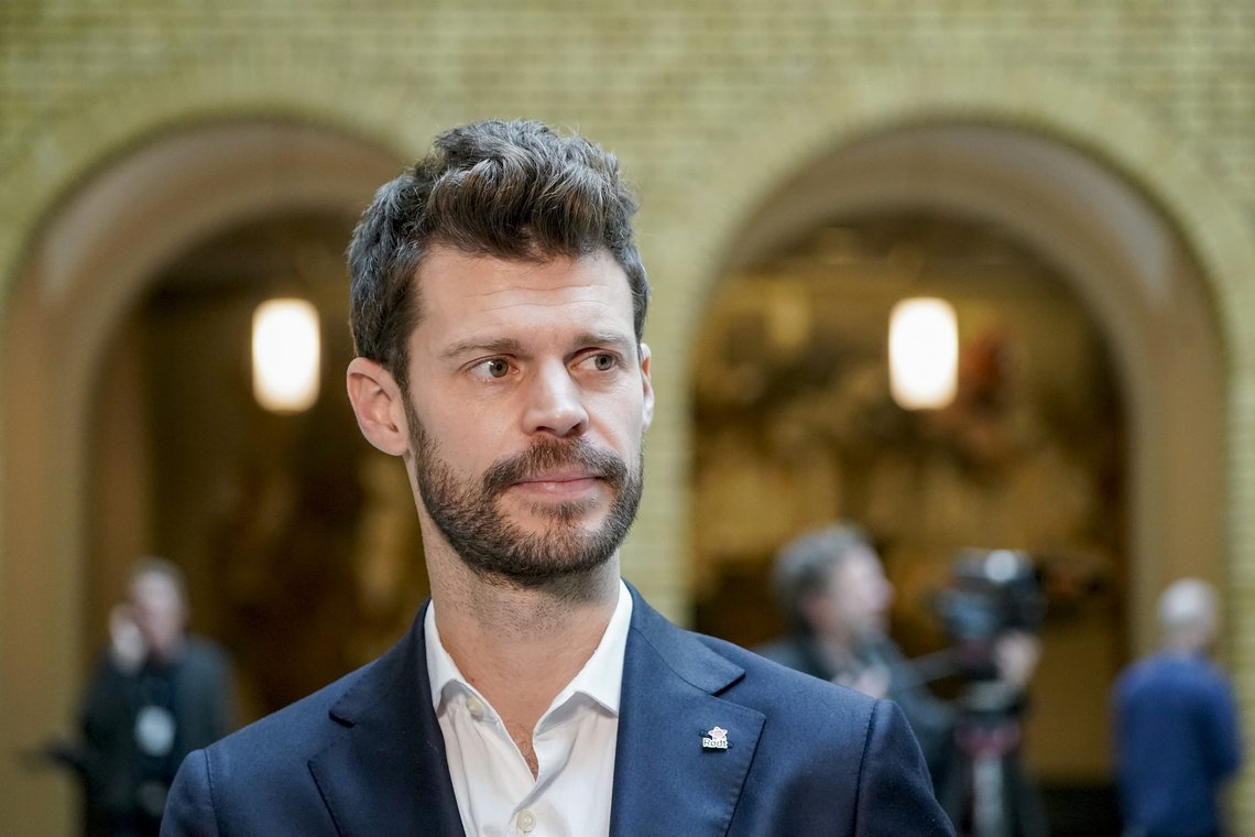 Rødt-leder Bjørnar Moxnes' forbehold om at Rødt ikke vil melde Norge ut av Nato umiddelbart, har falt enkelte i partiet tungt for brystet. Sentralstyremedlem Synne Bjørbæk har bedt landsstyret om en avklaring. Arkivfoto: Terje Pedersen / NTB Rødt-leder Bjørnar Moxnes' forbehold om at Rødt ikke vil melde Norge ut av Nato umiddelbart, har falt enkelte i partiet tungt for brystet. Sentralstyremedlem Synne Bjørbæk har bedt landsstyret om en avklaring. Arkivfoto: Terje Pedersen / NTB