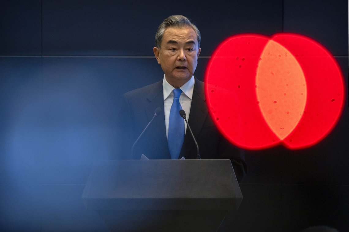 Kinas utenriksminister Wang Yi har tatt med seg en delegasjon til åtte stillehavsnasjoner – nasjoner som lenge har ligget i en amerikansk diplomatisk dødsone. Foto: Mark Schiefelbein / AP / NTB Kinas utenriksminister Wang Yi har tatt med seg en delegasjon til åtte stillehavsnasjoner – nasjoner som lenge har ligget i en amerikansk diplomatisk dødsone. Foto: Mark Schiefelbein / AP / NTB