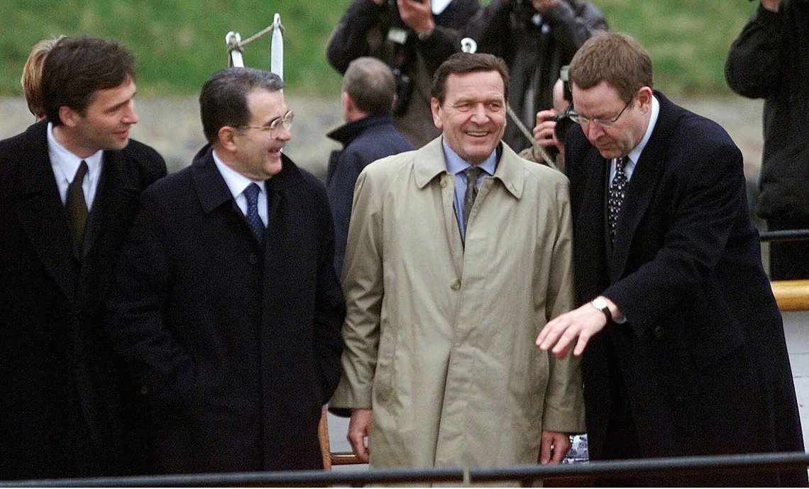 Meget har forandret seg. KOLDING 2000412:
Statsminister Jens Stoltenberg ( til venstre) som er formann i Østersjørådet, sammen med Romano Prodi fra EU-kommisjonen, den tyske statsminister Gerhard Schröder og den danske statsminister Poul Nyrup Rasmussen, under en båttur på Koldingfjorden onsdag.
Foto: Claus Fischer / SCANPIX Meget har forandret seg. KOLDING 2000412:
Statsminister Jens Stoltenberg ( til venstre) som er formann i Østersjørådet, sammen med Romano Prodi fra EU-kommisjonen, den tyske statsminister Gerhard Schröder og den danske statsminister Poul Nyrup Rasmussen, under en båttur på Koldingfjorden onsdag.
Foto: Claus Fischer / SCANPIX