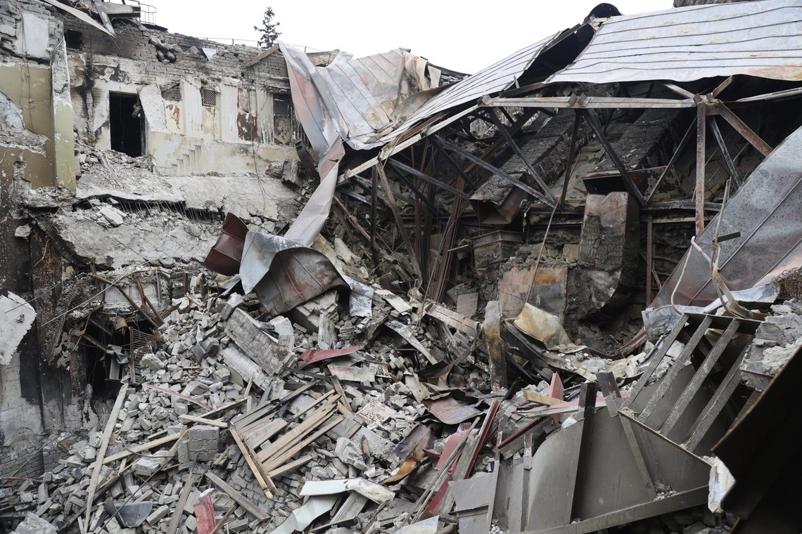 Restene av teateret i Mariupol etter bombeangrepet 16. mars. Foto: Aleksej Aleksandrov / AP / NTB Restene av teateret i Mariupol etter bombeangrepet 16. mars. Foto: Aleksej Aleksandrov / AP / NTB