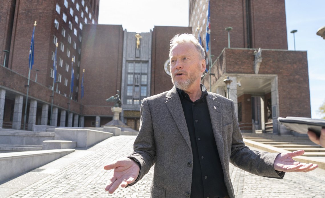 Byrådsleder Raymond Johansen (Ap) mener man kunne unngått vannkrisen i Oslo dersom det tidligere Høyre-byrådet fikk i gang arbeidet med ny vannforsyning tidligere. Her står han i en knusktørr fontene utenfor rådhuset. Foto: Terje Pedersen / NTB Byrådsleder Raymond Johansen (Ap) mener man kunne unngått vannkrisen i Oslo dersom det tidligere Høyre-byrådet fikk i gang arbeidet med ny vannforsyning tidligere. Her står han i en knusktørr fontene utenfor rådhuset. Foto: Terje Pedersen / NTB