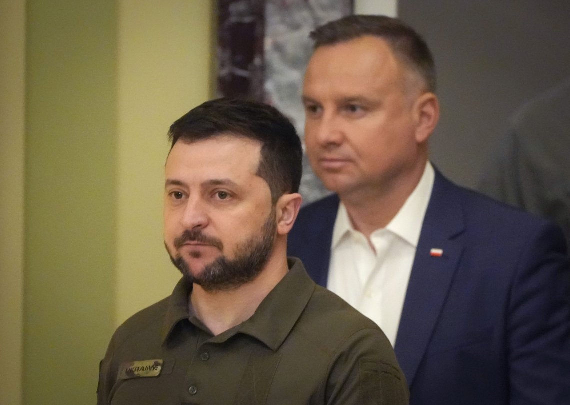 Polen og Ukraina vil opprette felles grensekontroll og bygge ut jernbanen for eksport fra Ukraina til EU. Ukrainian President Volodymyr Zelenskyy, foreground, and Polish President Andrzej Duda walk, during their meeting in Kyiv, Ukraine, Sunday, May 22, 2022. (AP Photo/Efrem Lukatsky) Polen og Ukraina vil opprette felles grensekontroll og bygge ut jernbanen for eksport fra Ukraina til EU. Ukrainian President Volodymyr Zelenskyy, foreground, and Polish President Andrzej Duda walk, during their meeting in Kyiv, Ukraine, Sunday, May 22, 2022. (AP Photo/Efrem Lukatsky)