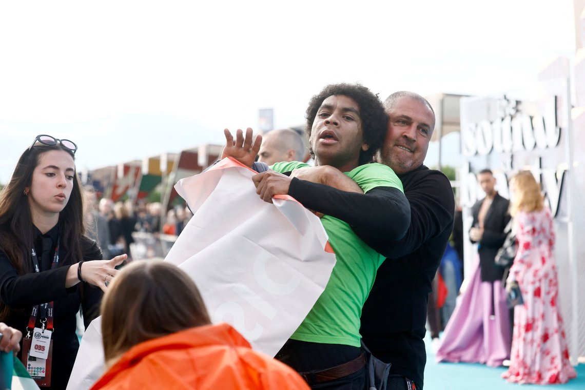 Av en eller annen grunn demonstrerte Extinction Rebellion i forbindelse med åpningen av Eurovision Song Contest i Torino, 8. mai 2022. Foto: REUTERS/ Yara Nardi/ NTB Av en eller annen grunn demonstrerte Extinction Rebellion i forbindelse med åpningen av Eurovision Song Contest i Torino, 8. mai 2022. Foto: REUTERS/ Yara Nardi/ NTB