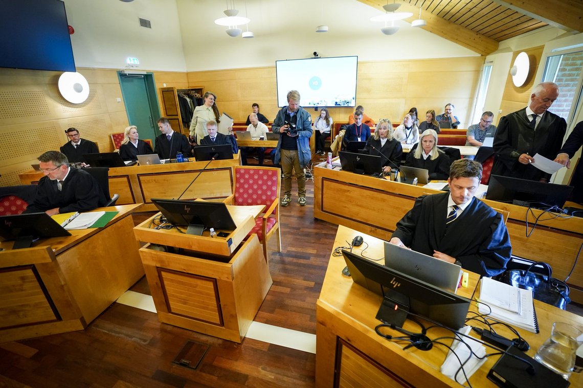 Advokat Andreas Christiansen (t.h.) og forsvarer Fredrik Neumann i rettslokalet i Hokksund i Buskerud tingrett etter lunsj på første dag av rettssaken mot Espen Andersen Bråthen. 38-åringen er tiltalt for å ha drept fem personer i et angrep med pil og bue og kniv på Kongsberg 13. oktober 2021.
Foto: Lise Åserud / NTB Advokat Andreas Christiansen (t.h.) og forsvarer Fredrik Neumann i rettslokalet i Hokksund i Buskerud tingrett etter lunsj på første dag av rettssaken mot Espen Andersen Bråthen. 38-åringen er tiltalt for å ha drept fem personer i et angrep med pil og bue og kniv på Kongsberg 13. oktober 2021.
Foto: Lise Åserud / NTB