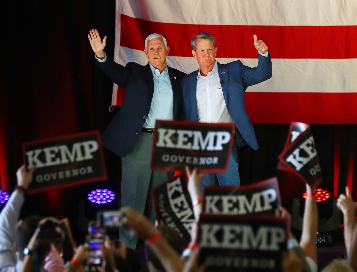 Tidligere visepresident Mike Pence stilte opp for å vise støtte til guvernør Brian Kemp på et valgarrangement mandag. Resultatet fra tirsdagens guvernørvalg viser at Kemp har vunnet over den Donald Trump-støttede utfordreren David Perdue. Foto: Curtis Compton / Atlanta Journal-Constitution / AP / NTB Tidligere visepresident Mike Pence stilte opp for å vise støtte til guvernør Brian Kemp på et valgarrangement mandag. Resultatet fra tirsdagens guvernørvalg viser at Kemp har vunnet over den Donald Trump-støttede utfordreren David Perdue. Foto: Curtis Compton / Atlanta Journal-Constitution / AP / NTB