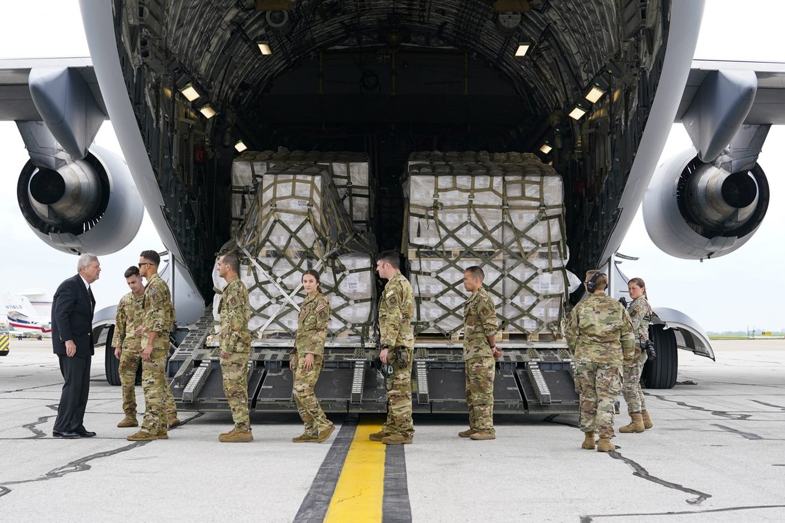 USAs landbruksminister Tom Vilsack, til venstre, hilser besetningsmedlemmer på en C-17 som leverte en flylast med morsmelkerstatning på Indianapolis International Airport i Indianapolis, søndag 22. mai 2022. De 132 pallene fra Nestlé ble flydd inn fra Ramstein-basen i Tyskland. Foto: Michael Conroy / AP / NTB USAs landbruksminister Tom Vilsack, til venstre, hilser besetningsmedlemmer på en C-17 som leverte en flylast med morsmelkerstatning på Indianapolis International Airport i Indianapolis, søndag 22. mai 2022. De 132 pallene fra Nestlé ble flydd inn fra Ramstein-basen i Tyskland. Foto: Michael Conroy / AP / NTB