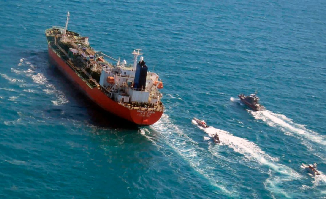 Hormuzstredet i Persiabukta er et strategisk viktig område. Her er et arkivbilde fra januar 2021 da båter fra Irans Revolusjonsgarde tok kontroll over en oljetanker fra Sør-Korea. Foto: Ap-NTB. Hormuzstredet i Persiabukta er et strategisk viktig område. Her er et arkivbilde fra januar 2021 da båter fra Irans Revolusjonsgarde tok kontroll over en oljetanker fra Sør-Korea. Foto: Ap-NTB.