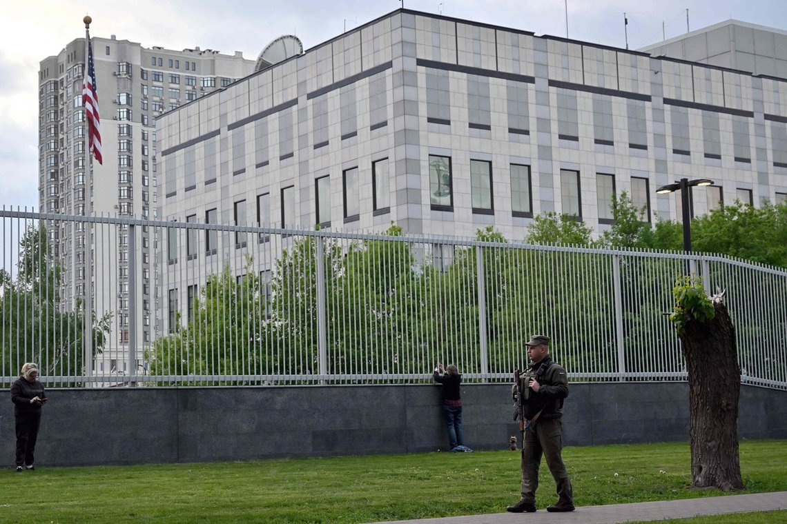 USAs ambassade er for tiden bevoktet av ukrainske soldater. Nå vurderer Pentagon å sende spesialsoldater inn i Kiev for å overta ansvaret. Foto: Sergei SUPINSKY/ AFP/ NTB USAs ambassade er for tiden bevoktet av ukrainske soldater. Nå vurderer Pentagon å sende spesialsoldater inn i Kiev for å overta ansvaret. Foto: Sergei SUPINSKY/ AFP/ NTB