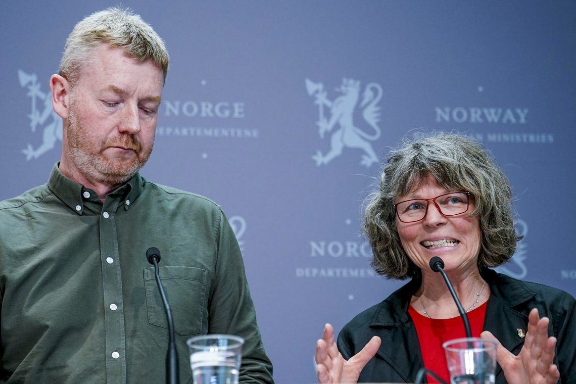 Forhandlingsleder og leder i Norges Bondelag, Bjørn Gimming (t.v.) og leder i Norsk Bonde- og Småbrukarlag, Kjersti Hoff på pressekonferansen der staten legger fram sitt tilbud i jordbruksoppgjøret. Foto: Stian Lysberg Solum / NTB Forhandlingsleder og leder i Norges Bondelag, Bjørn Gimming (t.v.) og leder i Norsk Bonde- og Småbrukarlag, Kjersti Hoff på pressekonferansen der staten legger fram sitt tilbud i jordbruksoppgjøret. Foto: Stian Lysberg Solum / NTB